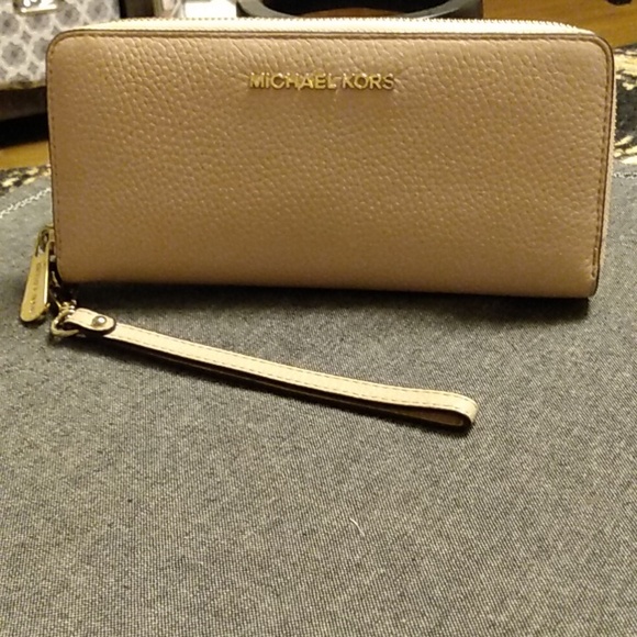 Michael Kors Jet Set Travel Wallet - Picture 1 of 10